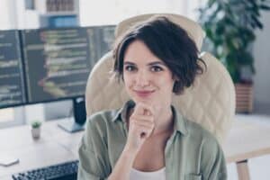 בודקת תוכנה